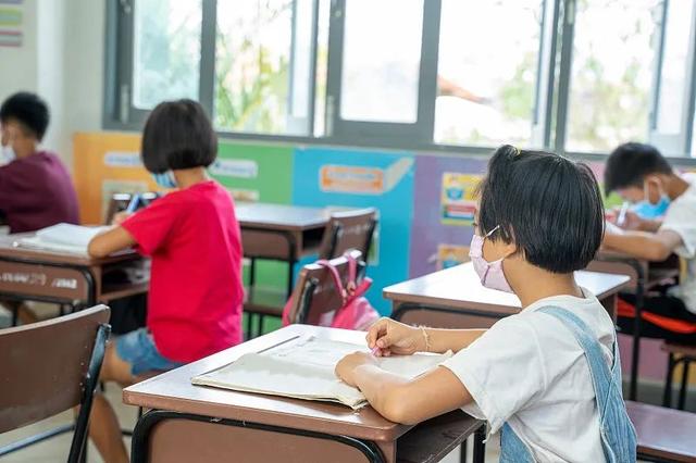  中國媽媽在泰國是雞寶寶:攢了幾百萬教育經費，卻想著佛學，天天給孩子補習。
