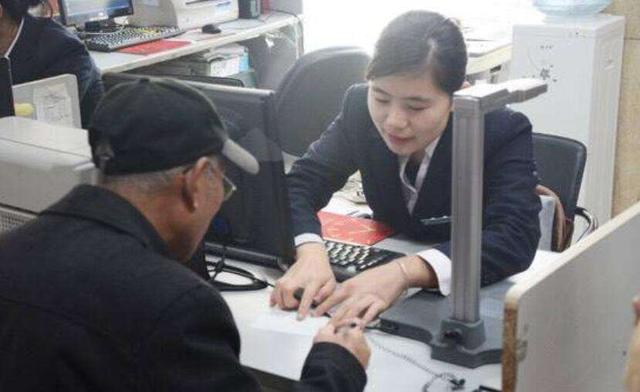 2013年老人病重，银行却逼他亲自来取款，家属将其抬进银行后猝死