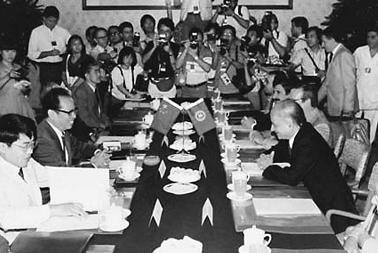 1984年中英谈判：前任国防部长耿飚“失言”，邓小平听后罕见发火