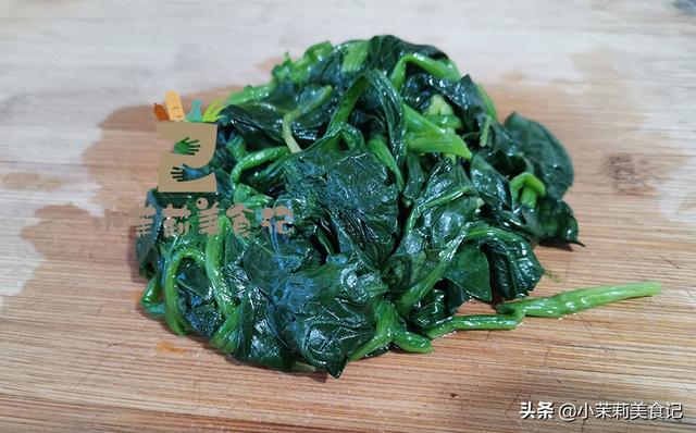 早春尝鲜多吃菠菜，叶酸含量高，简单一拌就很香，家人爱吃身体好