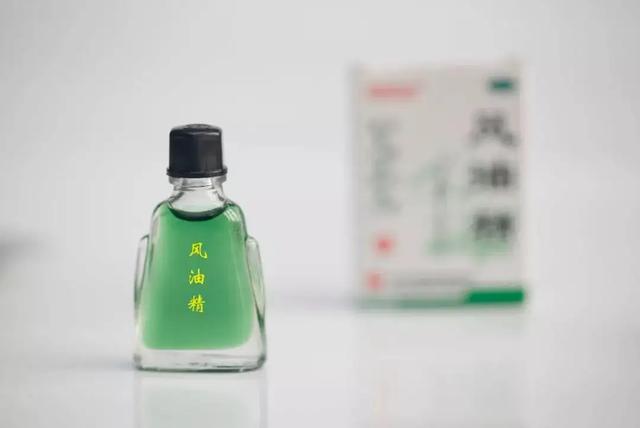惊险！3米眼镜蛇因太胖，被卡在私家车引擎盖下，撒雄黄有用吗？