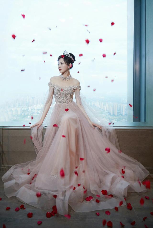 女明星的公主裙(女明星穿公主裙)-天晟网