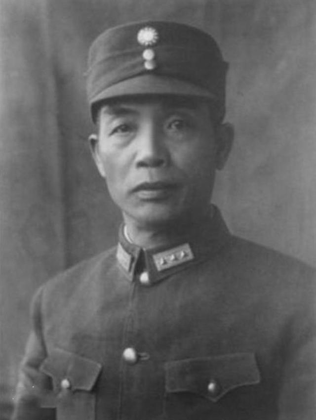 国军将领被俘后故作潇洒遭暴揍，孙子是国足名将，曾送巩汉林手套