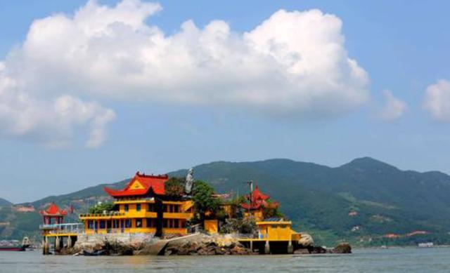福建渔民出海打渔不慎迷失方向，不料发现一座发光小岛