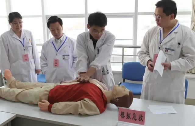研究生面试三甲医院被刷，得知他的高考成绩，网友：进不去就对了