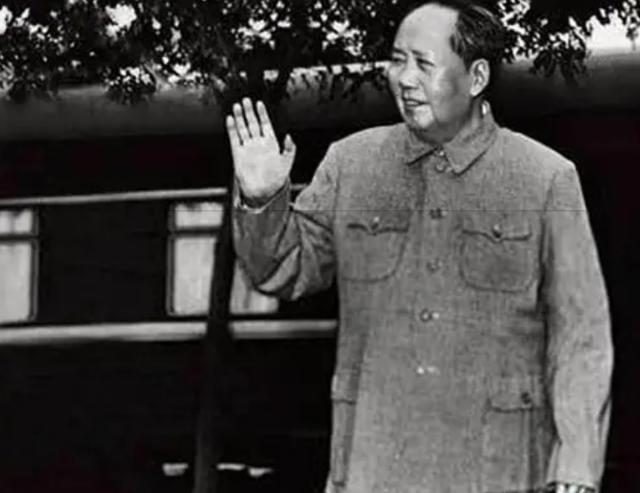 拒不改造的国军中将黄维，为何能给毛主席守灵，去世后葬入八宝山
