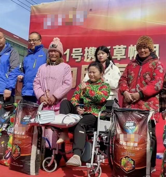 草帽姐为家乡再捐120万！抱10沓百元大钞显豪气，物资摆满一条街
