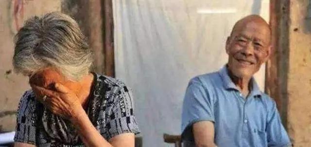 陕西89岁老人不肯上户口，临终前拿出一张身世照片，道出心酸往事