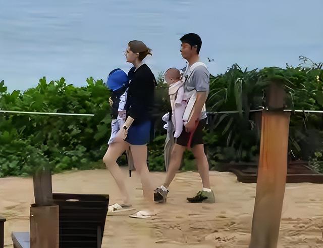 撒贝宁一家四口公园野餐，李白腿长到老公腰部，小腹微凸疑再怀孕