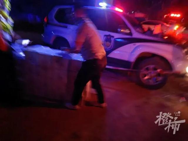 搜救现场最新画面：飞机残骸抛洒面积巨大，竹林被砸得面目全非