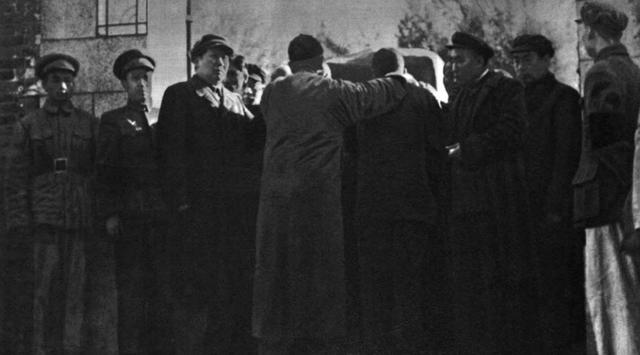 1950年任弼时去世，16位领导人手拽黄布，秘书提醒：主席，请回吧