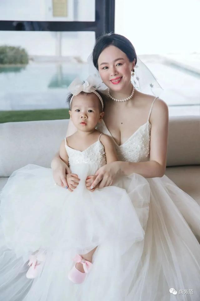 結婚四周年，我們帶女兒穿越回婚禮那一天…