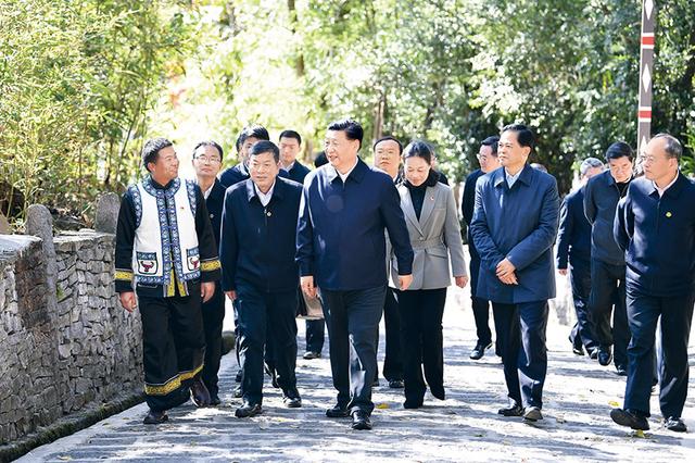 习近平：坚持把解决好“三农”问题作为全党工作重中之重 举全党全社会之力推动乡村振兴