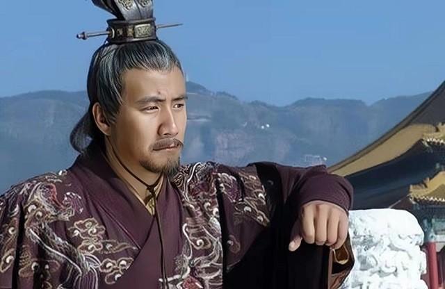 朱元璋给儿子剥橘子，马皇后却突然喊道：你爹要杀你快跑