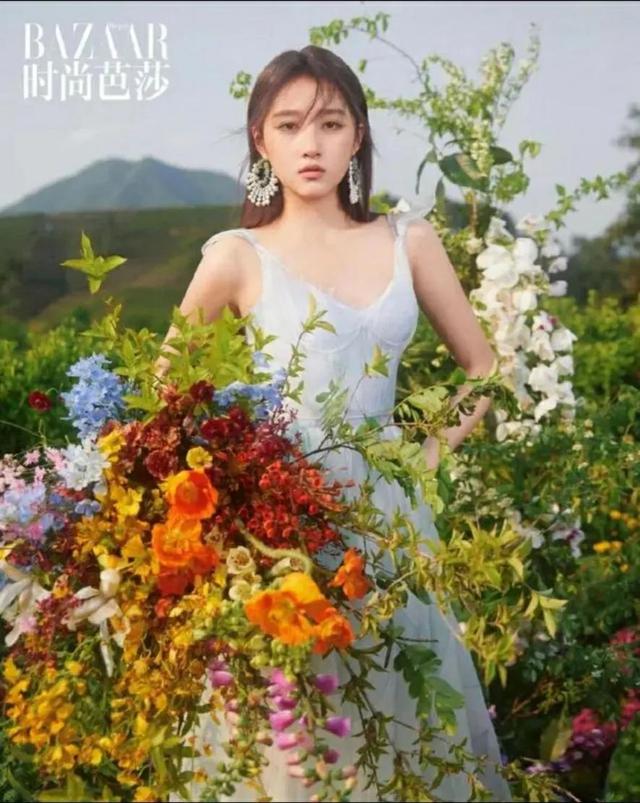 关晓彤时尚芭莎写真，自然之美
