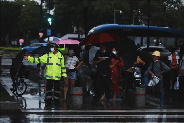 冷空气南下暴雨持续下，交警硬核救援刷遍朋友圈！