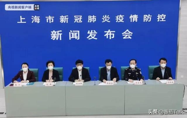 疫情之下的防范区，浦东居民外出买菜遇高峰时段，排队用两个小时