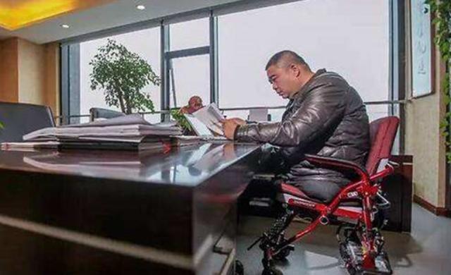 唐毅：7岁失去双腿，21岁借300元创业，如今资产上亿、娶妻生子