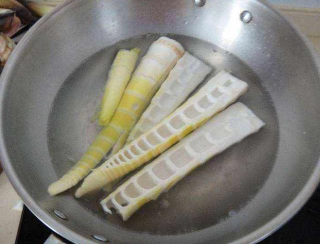 医生提醒：7类蔬菜或自带“毒素”，吃前尽量焯水，再懒也别忽视