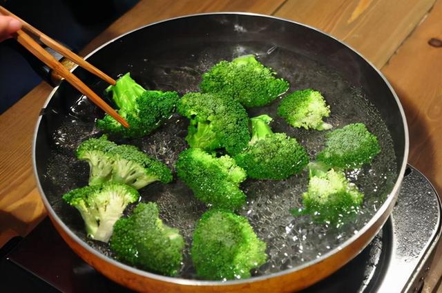 这7类蔬菜带“毒素”？医生：吃前请焯水，再懒也别忽视