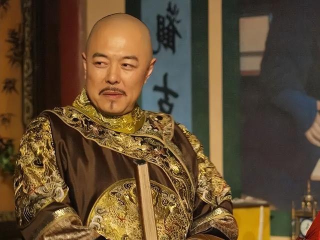 雍正去浙江视察，见大臣亲自给灾民发粥，回京后立刻举荐他升职