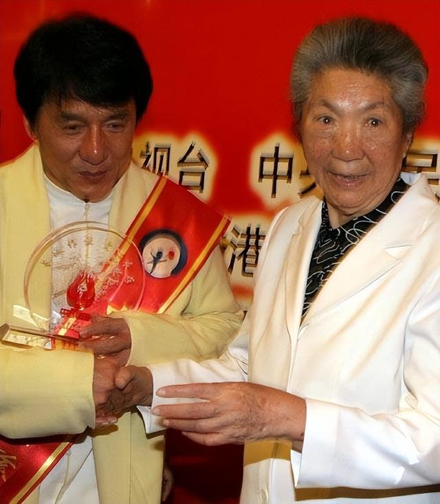陈慕华：国军少将之女，成为中国第二位女副总理，却也有遗憾