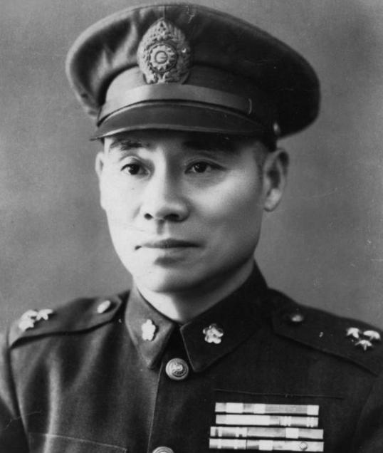 1950年徐向前去怀仁堂开会，周恩来看着最后一排笑了：你换个座位