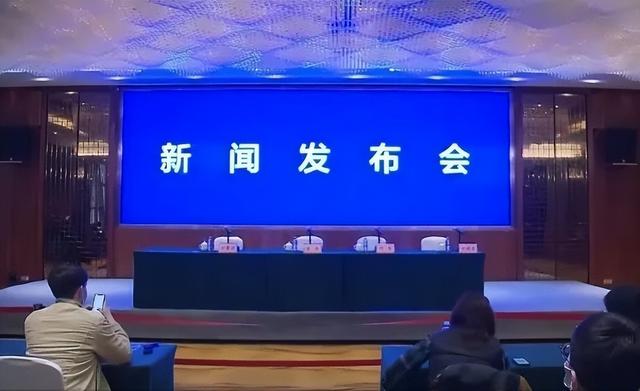 坠机现场已搜寻到遇难者遗物21件，民航局回应是否机头垂直向下坠落
