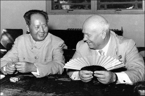 斯大林和尼克松落难时，毛主席是怎么做的？全世界见证伟人的气度