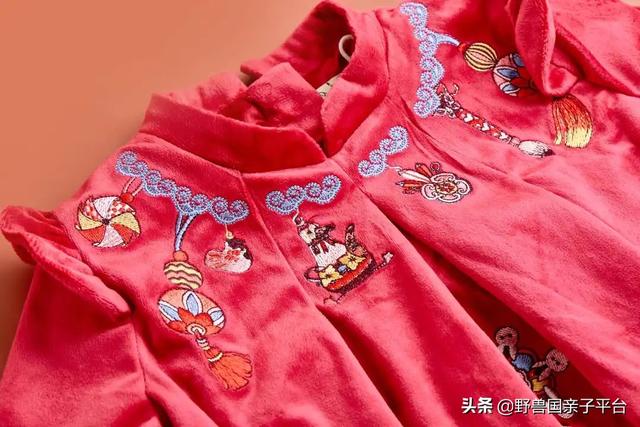 買了那么多年的拜年服，我今年看中了他們家