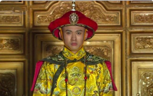 乾隆晚年时嘉庆进献一13岁少女，乾隆笑而纳之，半年后她便守寡了