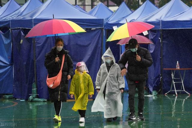 香港日增确诊者连续破万，那些阻挠内地援港的黄医护和黄记者醒了没？香港市民表白逆行者：辛苦了！平安回家