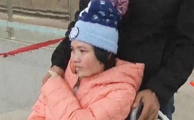 湖南一男子狠心抛弃瘫痪的女友，和别人结婚生子，女友：我理解他