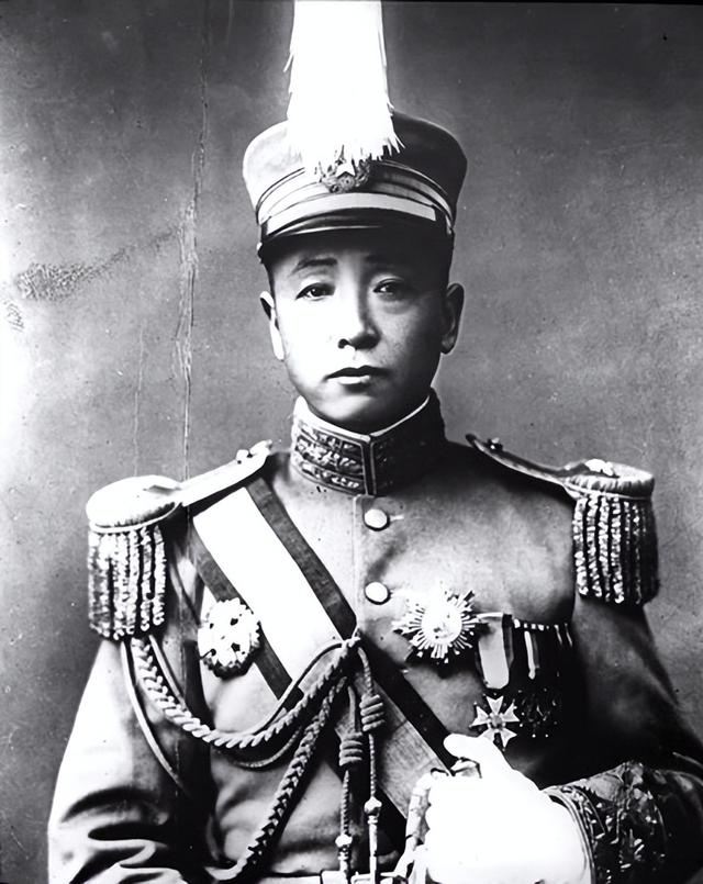 张作霖：贫寒出生到独霸一方，巅峰时期统领40万人却被日本人谋杀