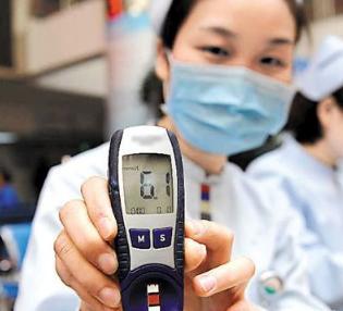 血糖偏高，饭后能“察觉”？提醒：若有这5种表现，及时查血糖