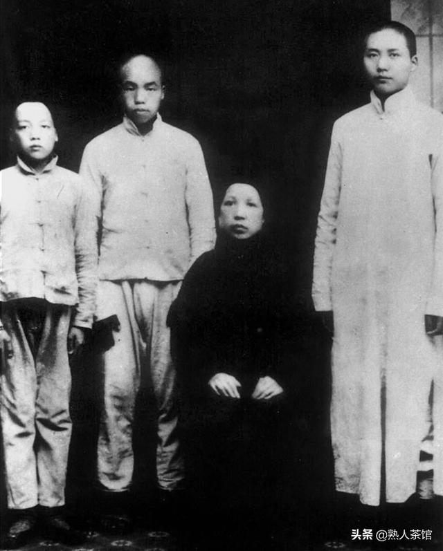 李敏婚礼现场，毛主席将两个孩子揽入怀中，毛远志：我忘不了那天