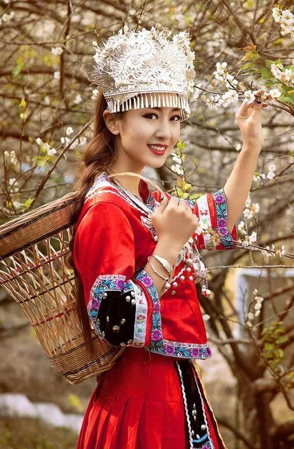 苗寨美女，穿著幾乎在苗區都消失的特色苗族服飾，美得讓人心醉