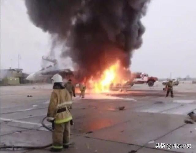 乌克兰还手了，圆点弹道导弹猛轰俄军机场，炸毁苏-30M2战斗机