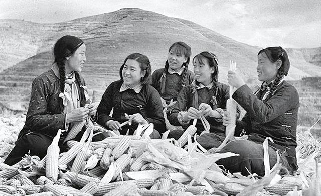 陕西九旬老妇一生拒上户口，临终前拿出一张旧照，揭开真实身份