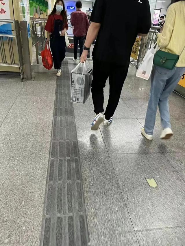 深圳报复性复工：地铁挤成演唱会现场，扛主机的打工人重现江湖