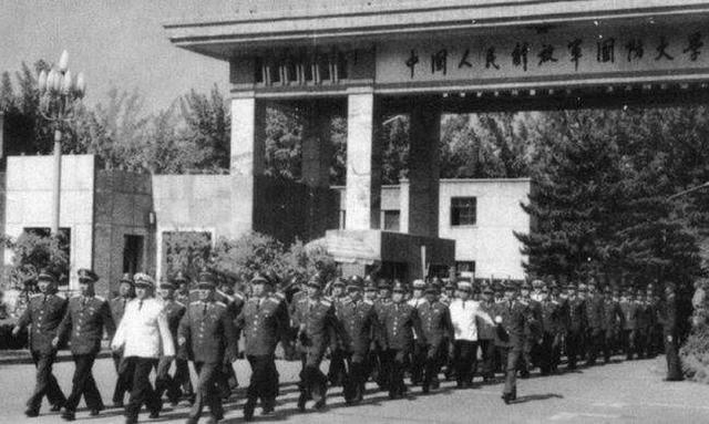 1981年，安徽宿县来了一位开国中将，握着老妇的手说：我来看您了