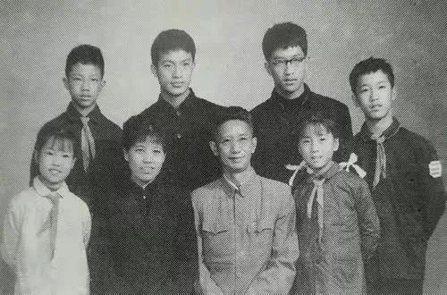 周希汉向17岁的周璇求婚，对方却不表态，陈赓拍板说：今天就结婚