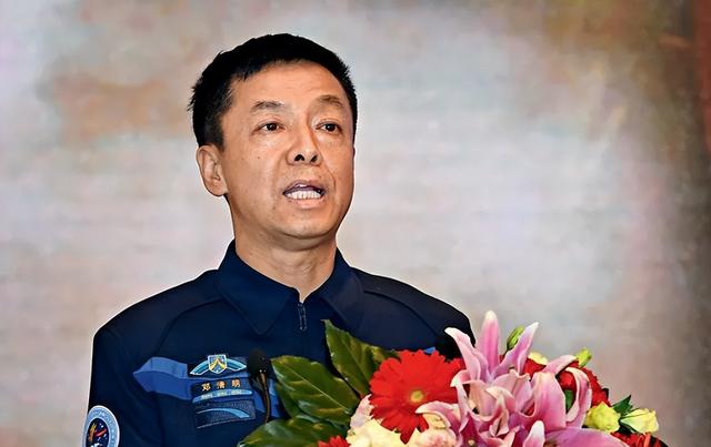 苦训24年无缘“飞天”，航天员邓清明：人生最坏，不过是大器晚成