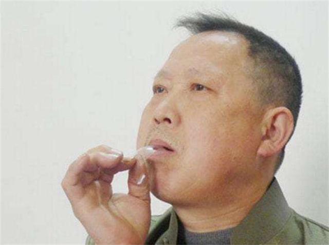 丈夫去世待火化，次日穿着寿衣坐在客厅，妻子：谁还敢跟他一起住