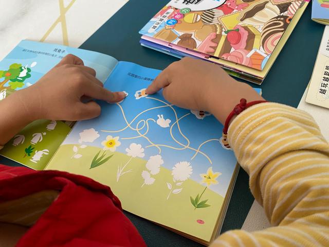 退休老教授全心带娃却被媳妇说不负责，娃上幼儿园显露超强专注力