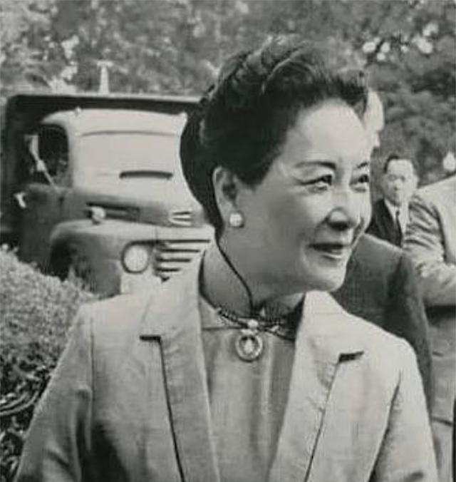 03年宋美龄在梦中去世，隔天清晨遗体被裹在羊毛毯中送出公寓