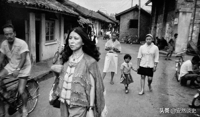 三毛真实的撒哈拉之旅：形同乞丐住垃圾旁，日用品靠捡，只剩爱情