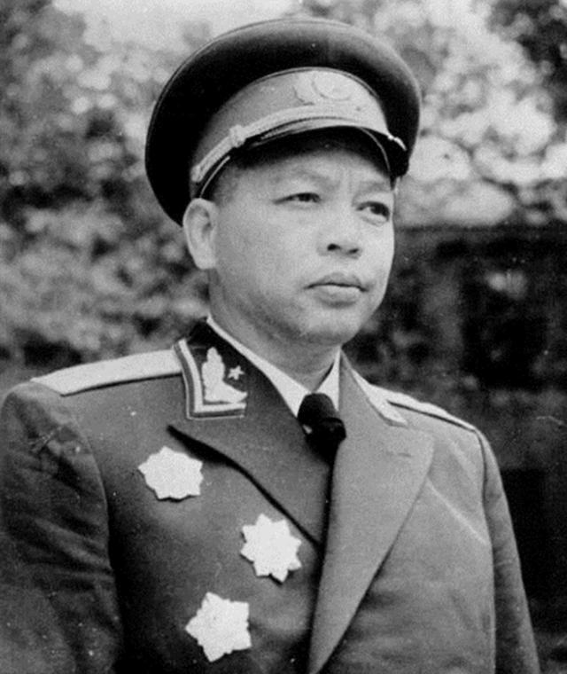 1950年，开国中将返乡探亲，见面时90岁的父亲询问：长官你找谁？