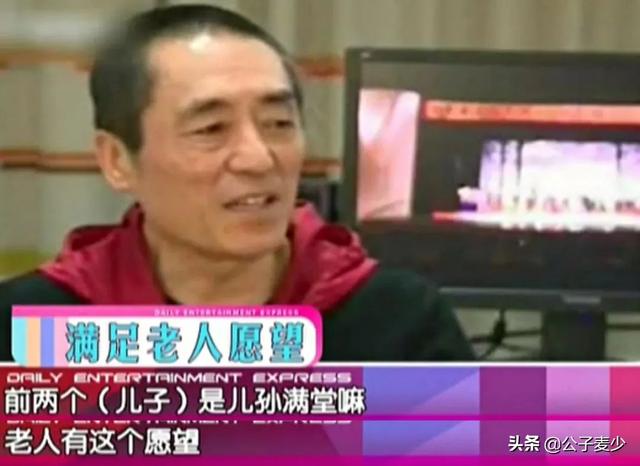 72岁张艺谋身体状况令人担忧！拆盲盒双手颤抖，脸颊消瘦两鬓斑白