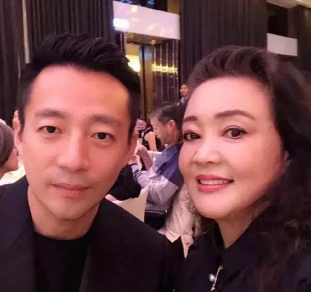 大S带新老公跟子女相处惹怒张兰，坦言要不回孩子，暗指大S自私